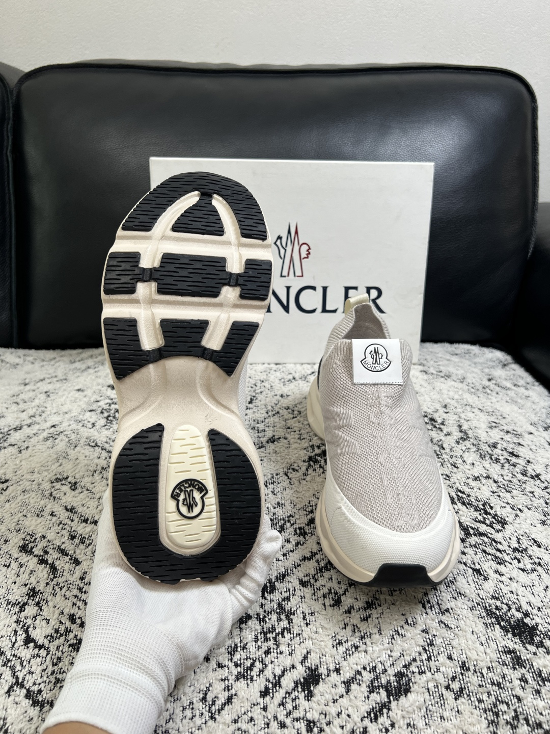 MONCLER  高品质  顶级工艺品   蒙口 新品专柜新款，原厂配置意大利进口牛皮搭配面料，高品质复杂拼接工艺，进口