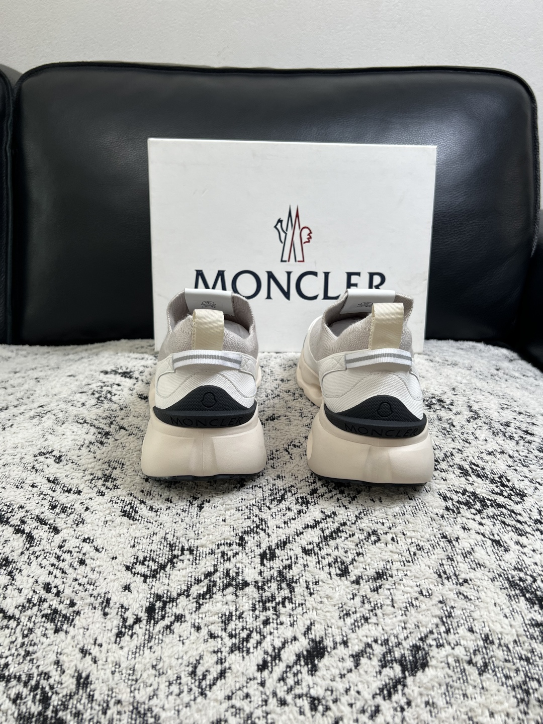 MONCLER  高品质  顶级工艺品   蒙口 新品专柜新款，原厂配置意大利进口牛皮搭配面料，高品质复杂拼接工艺，进口