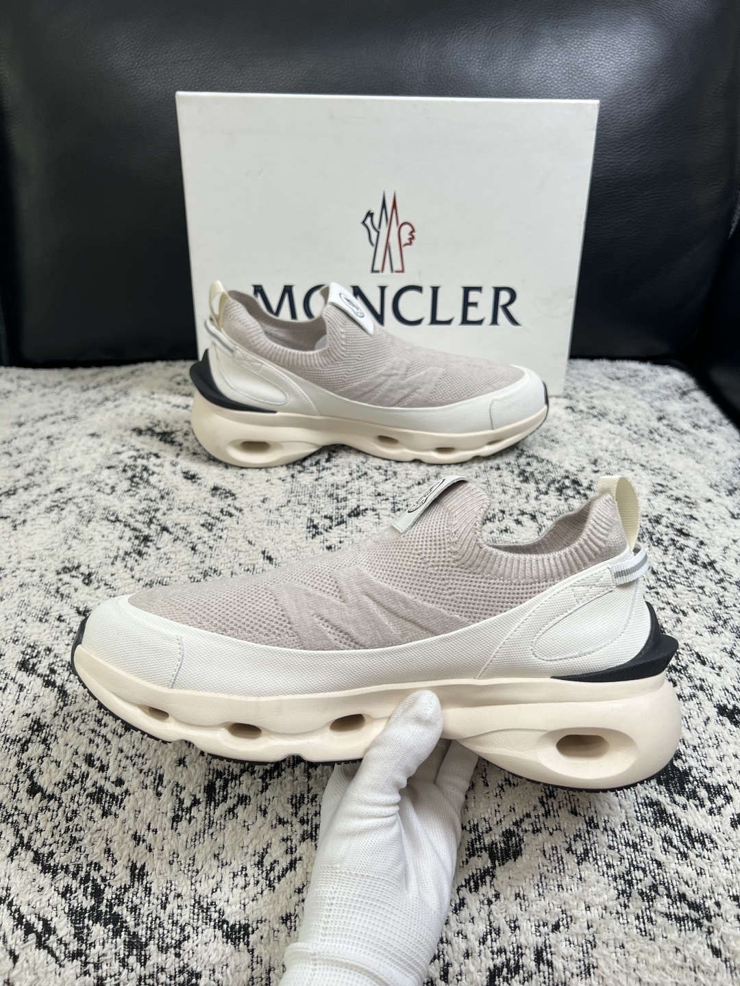 MONCLER  高品质  顶级工艺品   蒙口 新品专柜新款，原厂配置意大利进口牛皮搭配面料，高品质复杂拼接工艺，进口