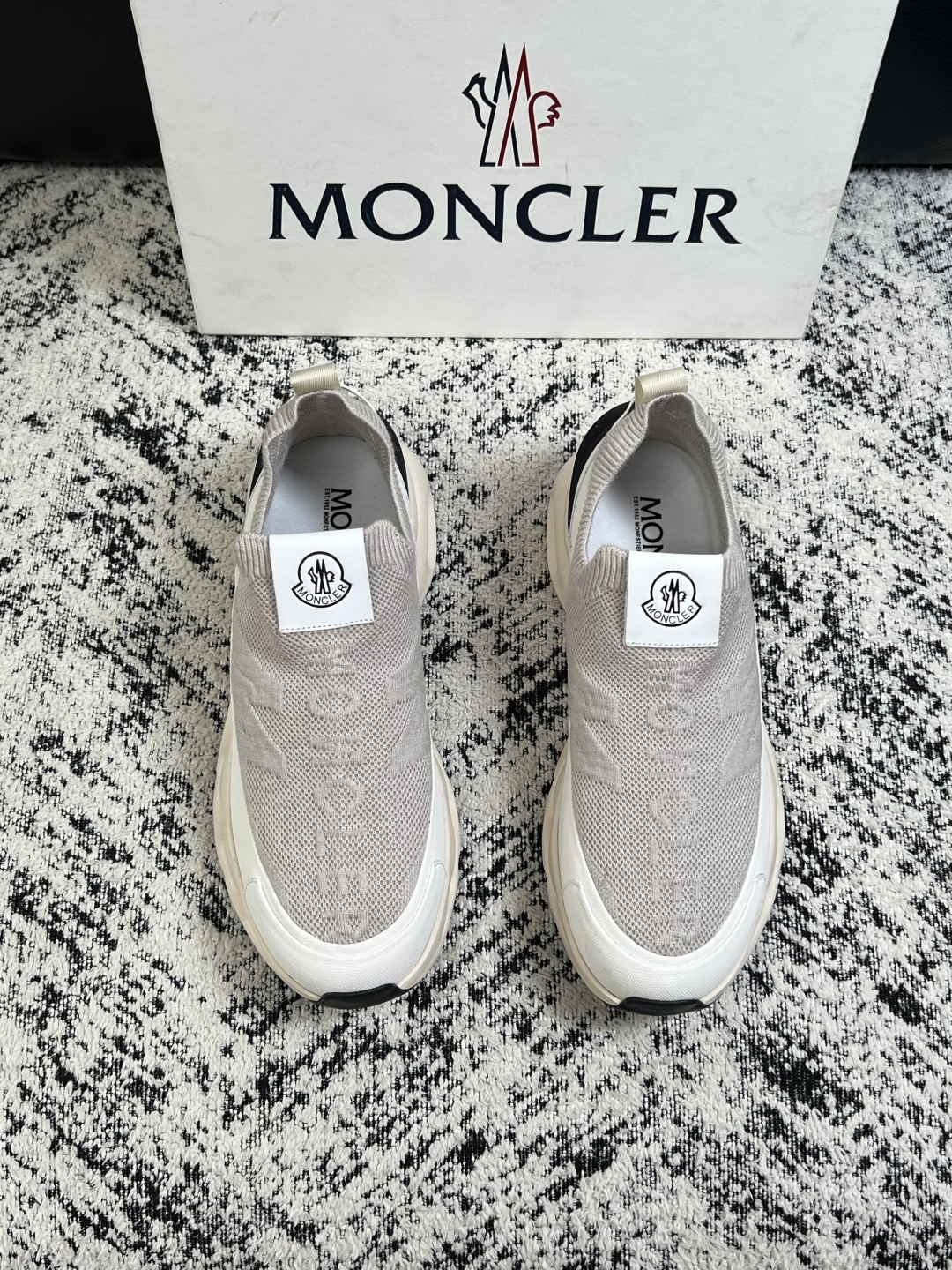 MONCLER  高品质  顶级工艺品   蒙口 新品专柜新款，原厂配置意大利进口牛皮搭配面料，高品质复杂拼接工艺，进口