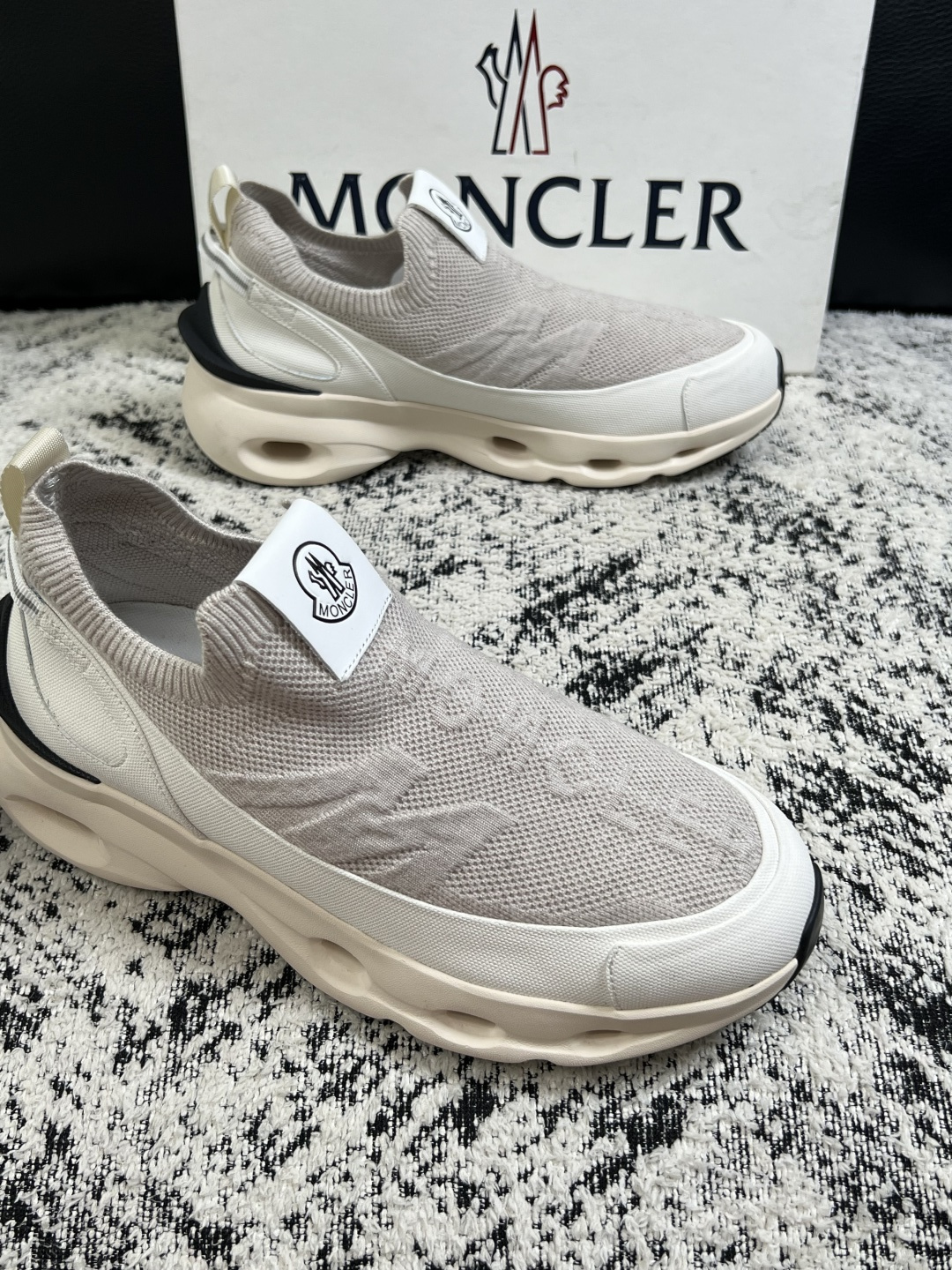 MONCLER  高品质  顶级工艺品   蒙口 新品专柜新款，原厂配置意大利进口牛皮搭配面料，高品质复杂拼接工艺，进口