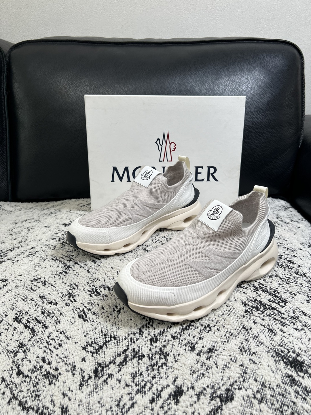 MONCLER  高品质  顶级工艺品   蒙口 新品专柜新款，原厂配置意大利进口牛皮搭配面料，高品质复杂拼接工艺，进口