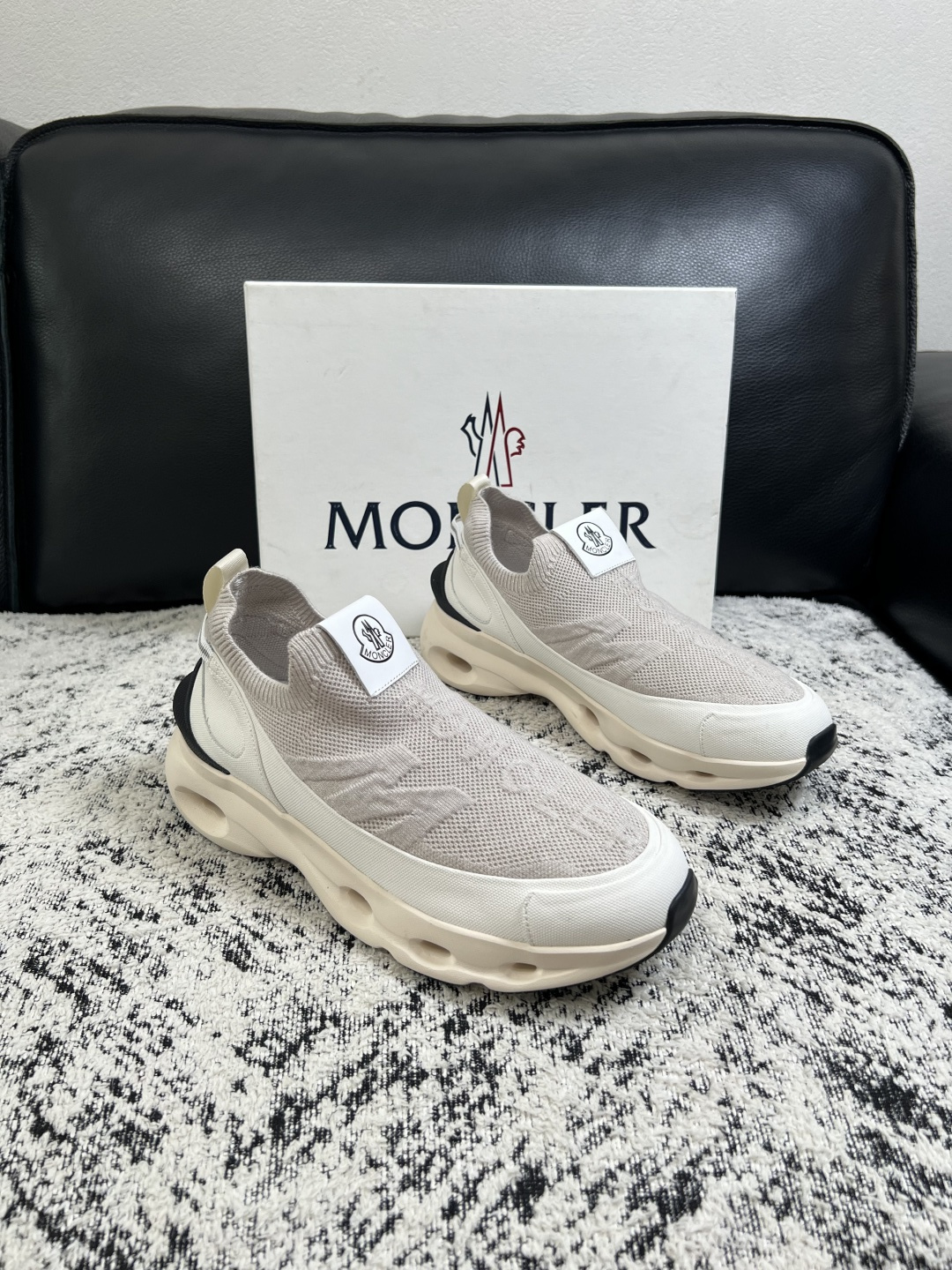 MONCLER 高品质 顶级工艺品 蒙口 新品专柜新款,原厂配置意大利进口牛皮搭配面料,高品质复杂拼接工艺,进口 MONCLER 高品质 顶级工艺品 蒙口 新品专柜新款,原厂配置意大利进口牛皮搭配面料,高品质复杂拼接工艺,进口