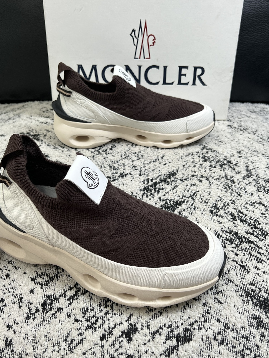 MONCLER  高品质  顶级工艺品   蒙口 新品专柜新款，原厂配置意大利进口牛皮搭配面料，高品质复杂拼接工艺，进口