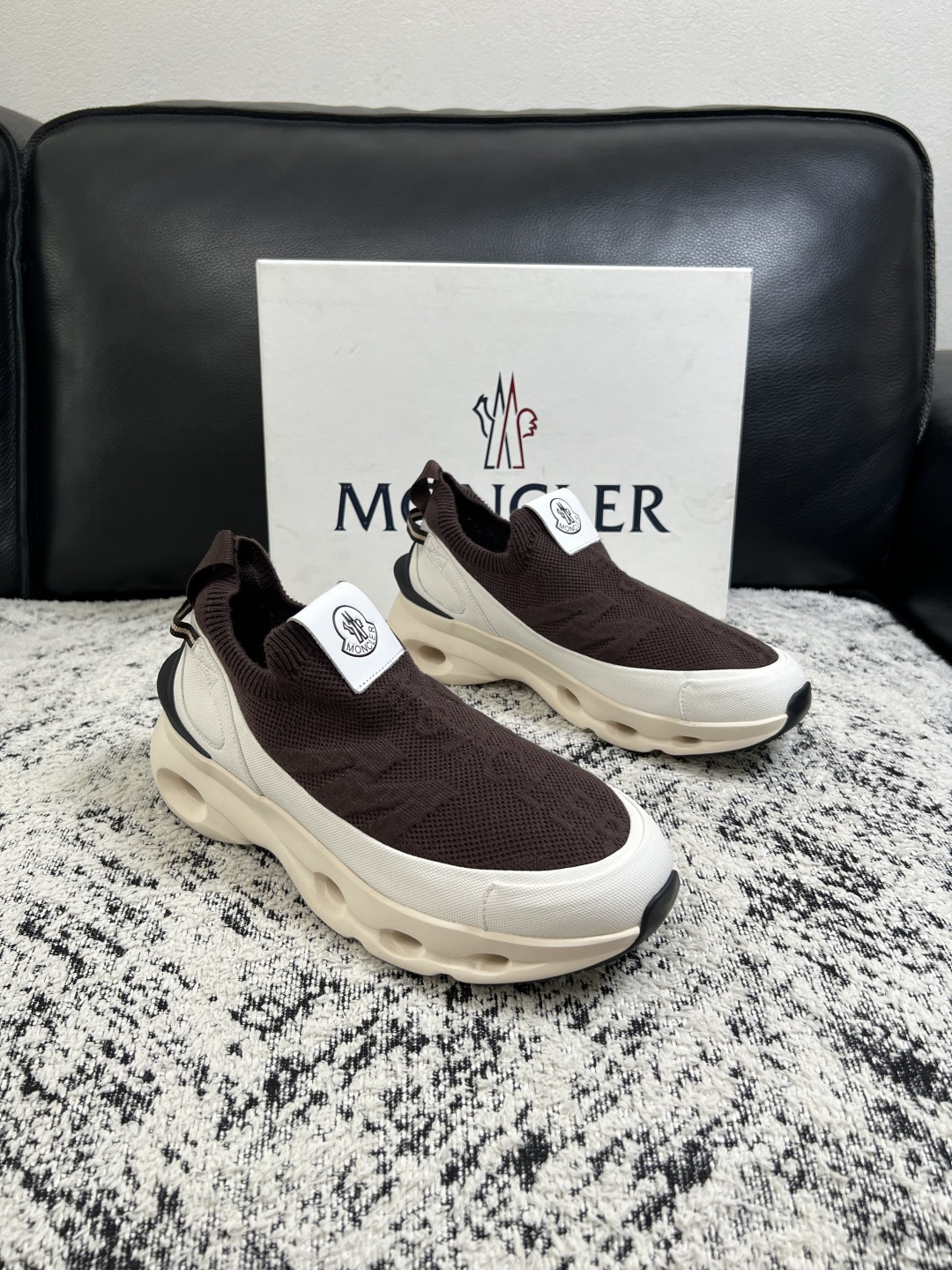 MONCLER 高品质 顶级工艺品 蒙口 新品专柜新款,原厂配置意大利进口牛皮搭配面料,高品质复杂拼接工艺,进口 MONCLER 高品质 顶级工艺品 蒙口 新品专柜新款,原厂配置意大利进口牛皮搭配面料,高品质复杂拼接工艺,进口