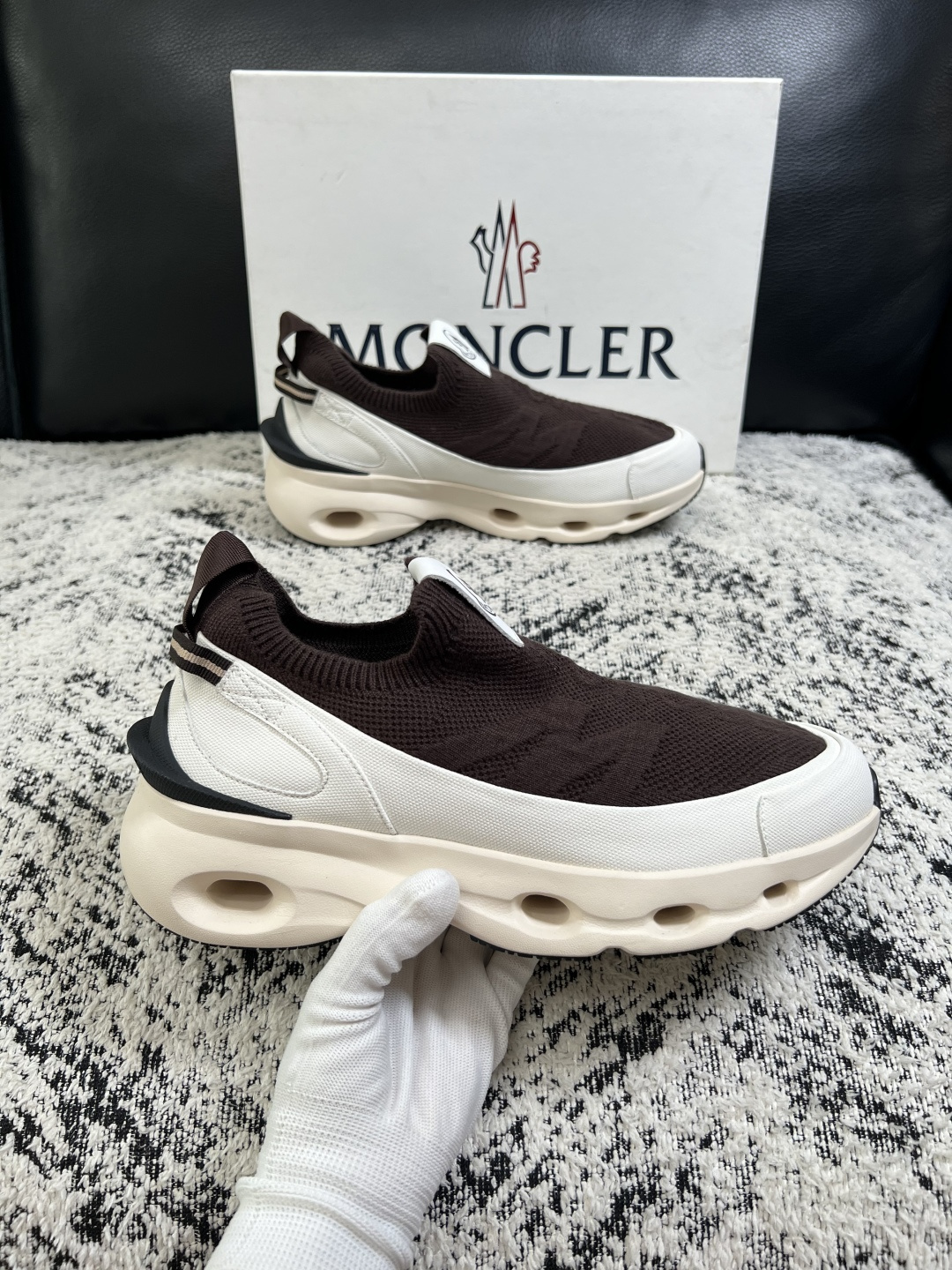 MONCLER  高品质  顶级工艺品   蒙口 新品专柜新款，原厂配置意大利进口牛皮搭配面料，高品质复杂拼接工艺，进口