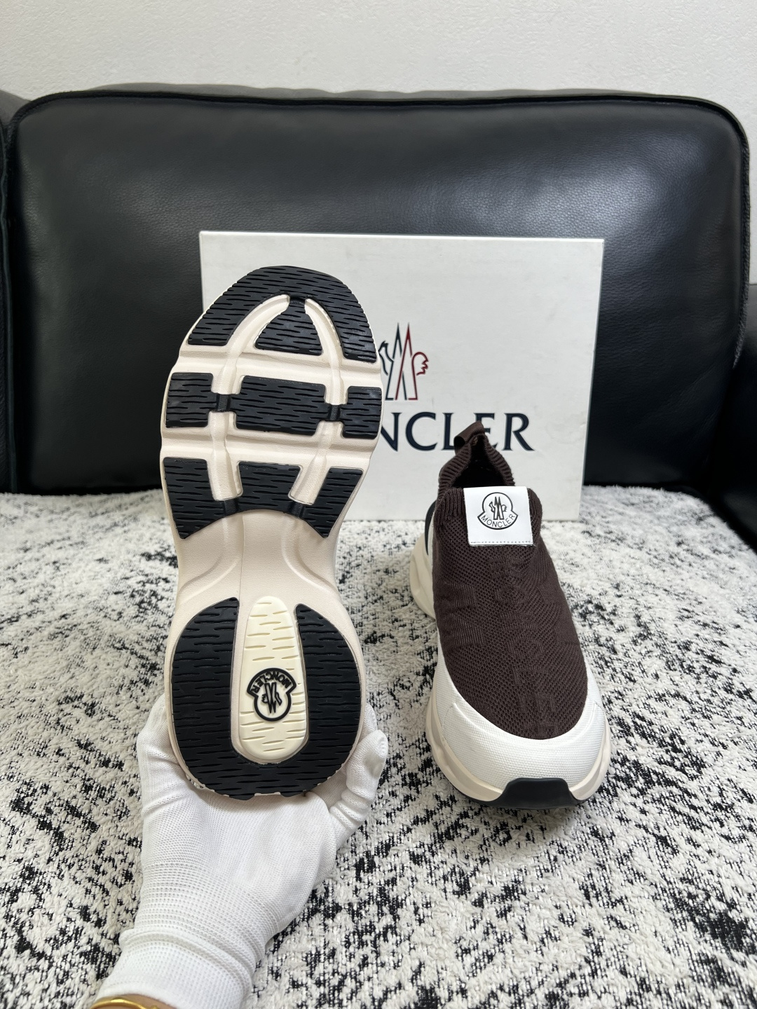 MONCLER  高品质  顶级工艺品   蒙口 新品专柜新款，原厂配置意大利进口牛皮搭配面料，高品质复杂拼接工艺，进口