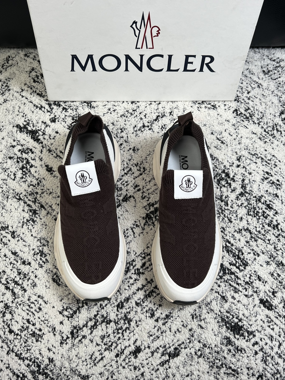 MONCLER  高品质  顶级工艺品   蒙口 新品专柜新款，原厂配置意大利进口牛皮搭配面料，高品质复杂拼接工艺，进口