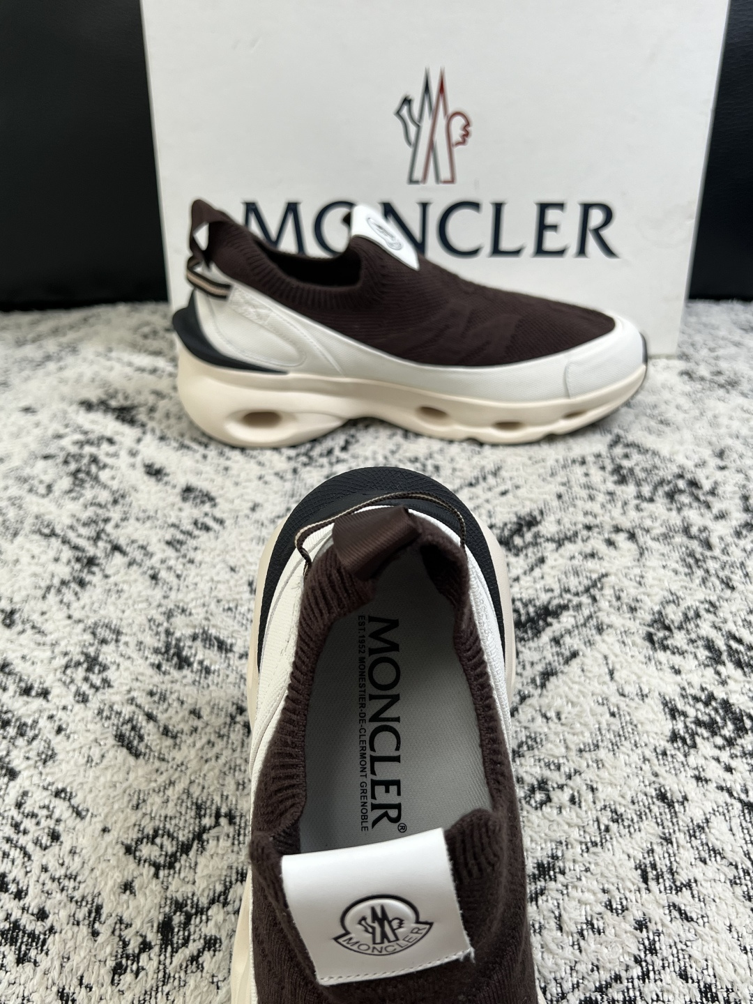 MONCLER  高品质  顶级工艺品   蒙口 新品专柜新款，原厂配置意大利进口牛皮搭配面料，高品质复杂拼接工艺，进口