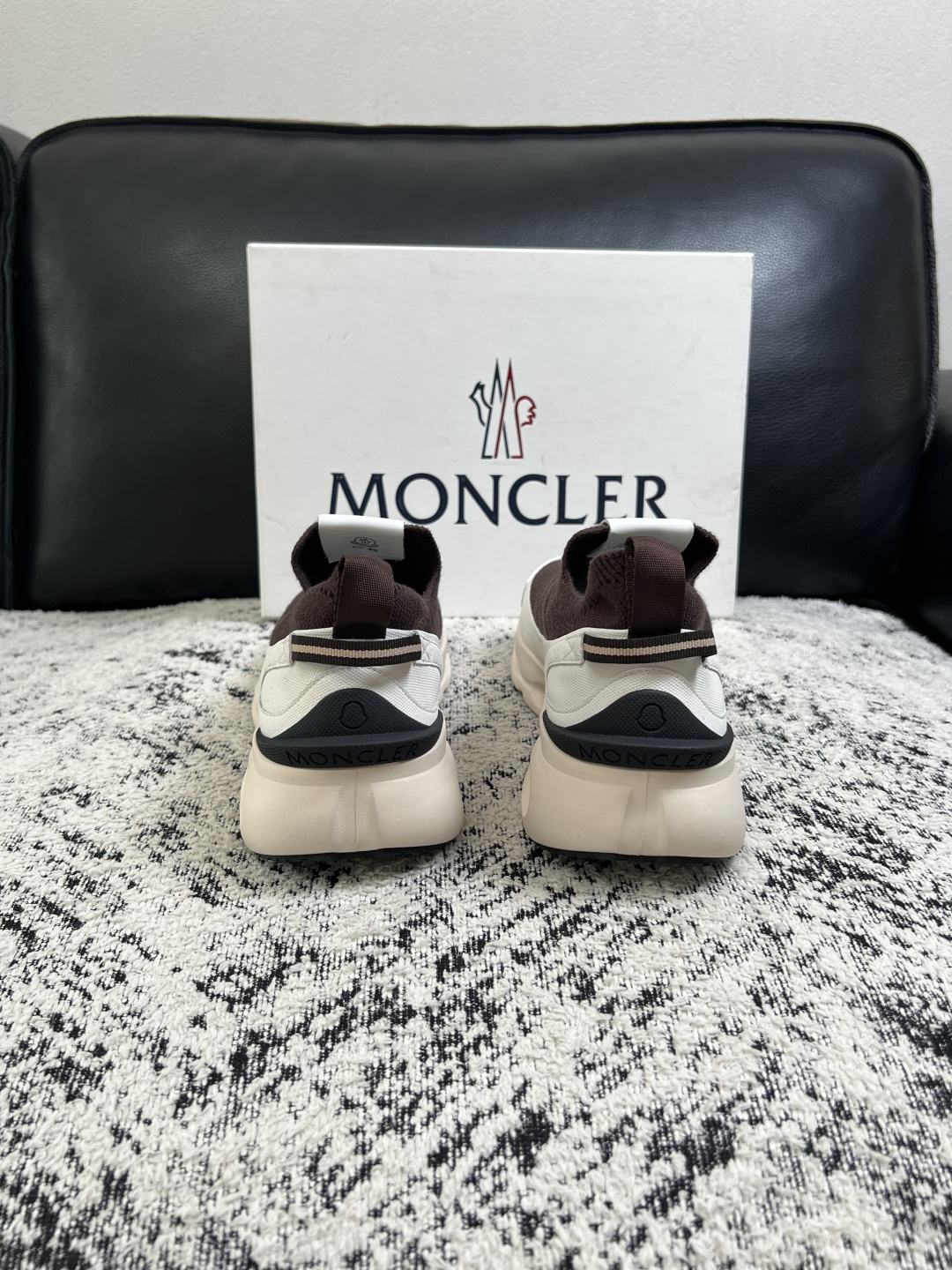 MONCLER  高品质  顶级工艺品   蒙口 新品专柜新款，原厂配置意大利进口牛皮搭配面料，高品质复杂拼接工艺，进口