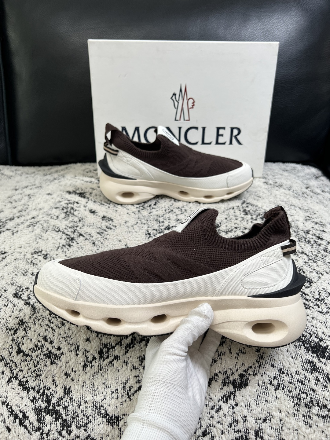 MONCLER  高品质  顶级工艺品   蒙口 新品专柜新款，原厂配置意大利进口牛皮搭配面料，高品质复杂拼接工艺，进口