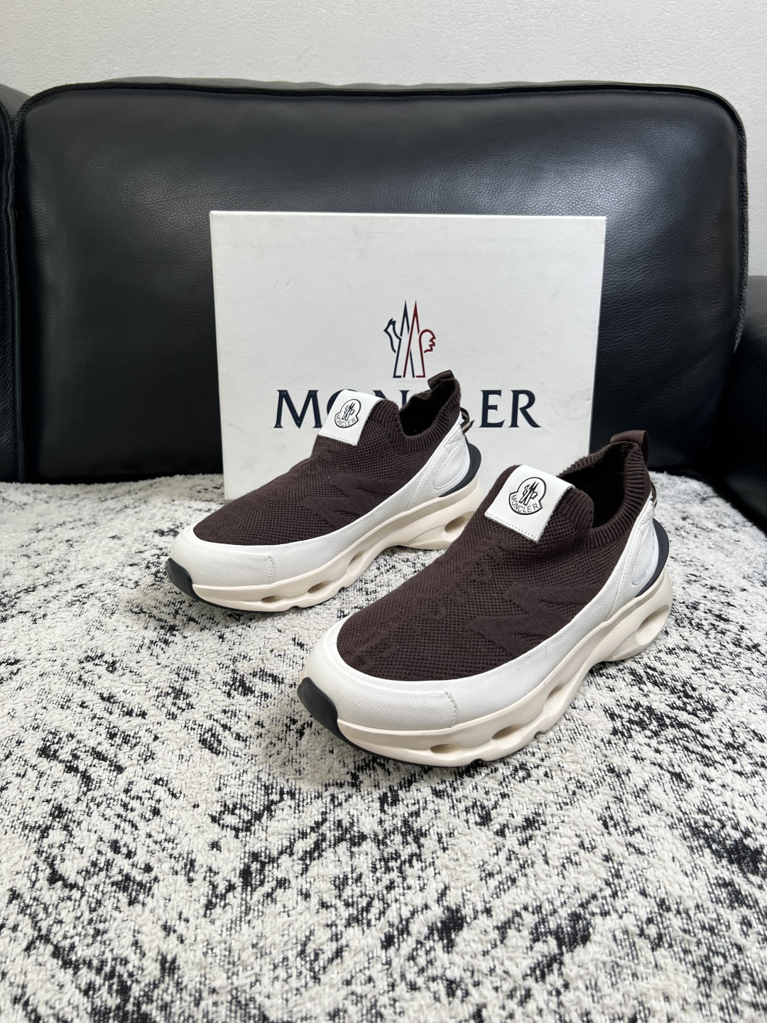 MONCLER  高品质  顶级工艺品   蒙口 新品专柜新款，原厂配置意大利进口牛皮搭配面料，高品质复杂拼接工艺，进口