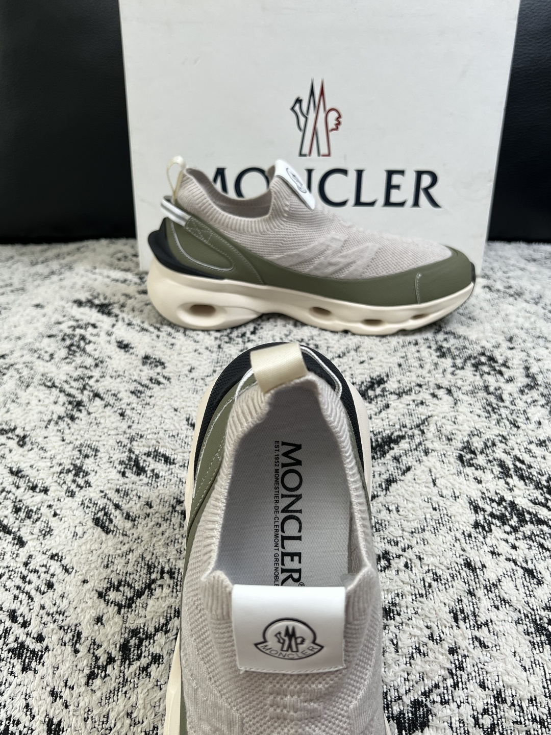MONCLER  高品质  顶级工艺品   蒙口 新品专柜新款，原厂配置意大利进口牛皮搭配面料，高品质复杂拼接工艺，进口
