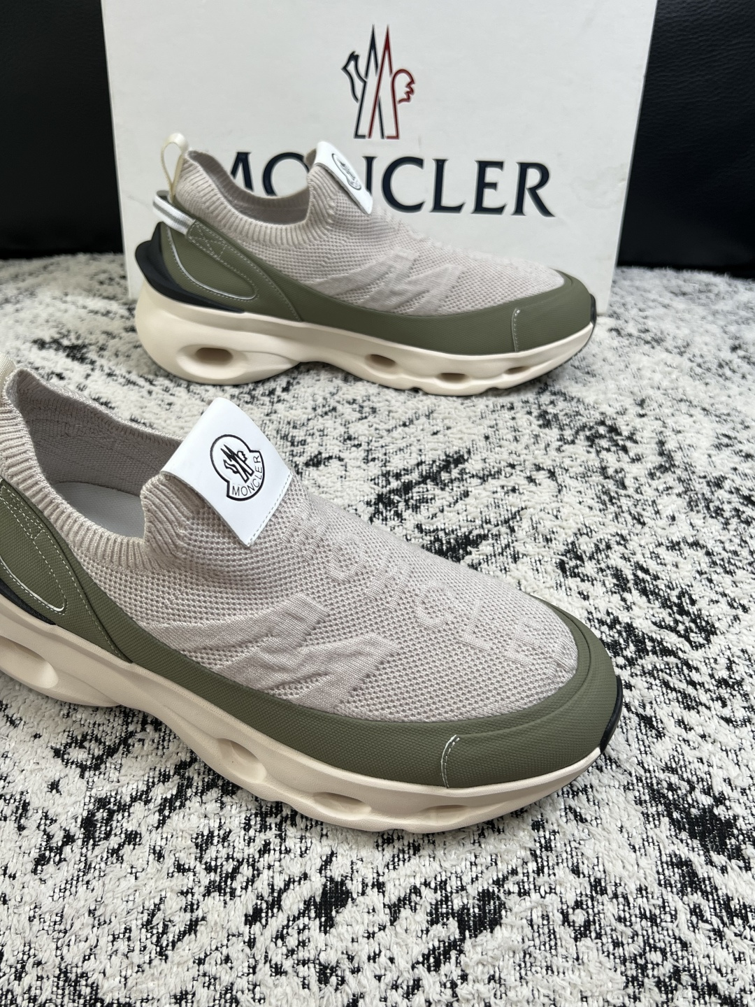 MONCLER  高品质  顶级工艺品   蒙口 新品专柜新款，原厂配置意大利进口牛皮搭配面料，高品质复杂拼接工艺，进口