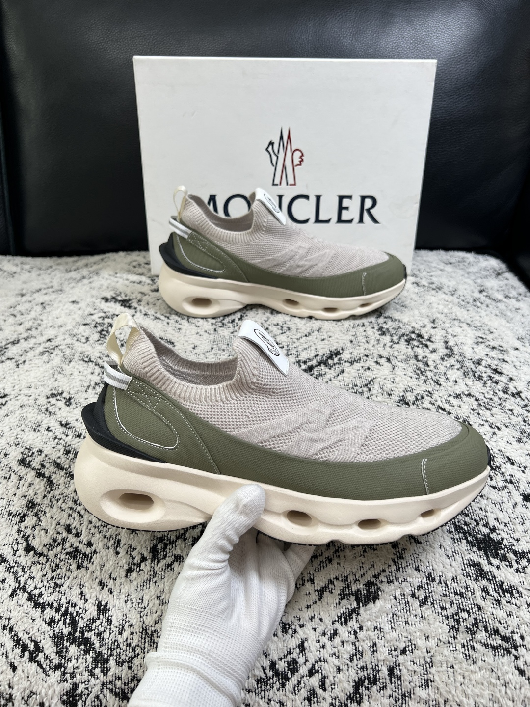 MONCLER  高品质  顶级工艺品   蒙口 新品专柜新款，原厂配置意大利进口牛皮搭配面料，高品质复杂拼接工艺，进口