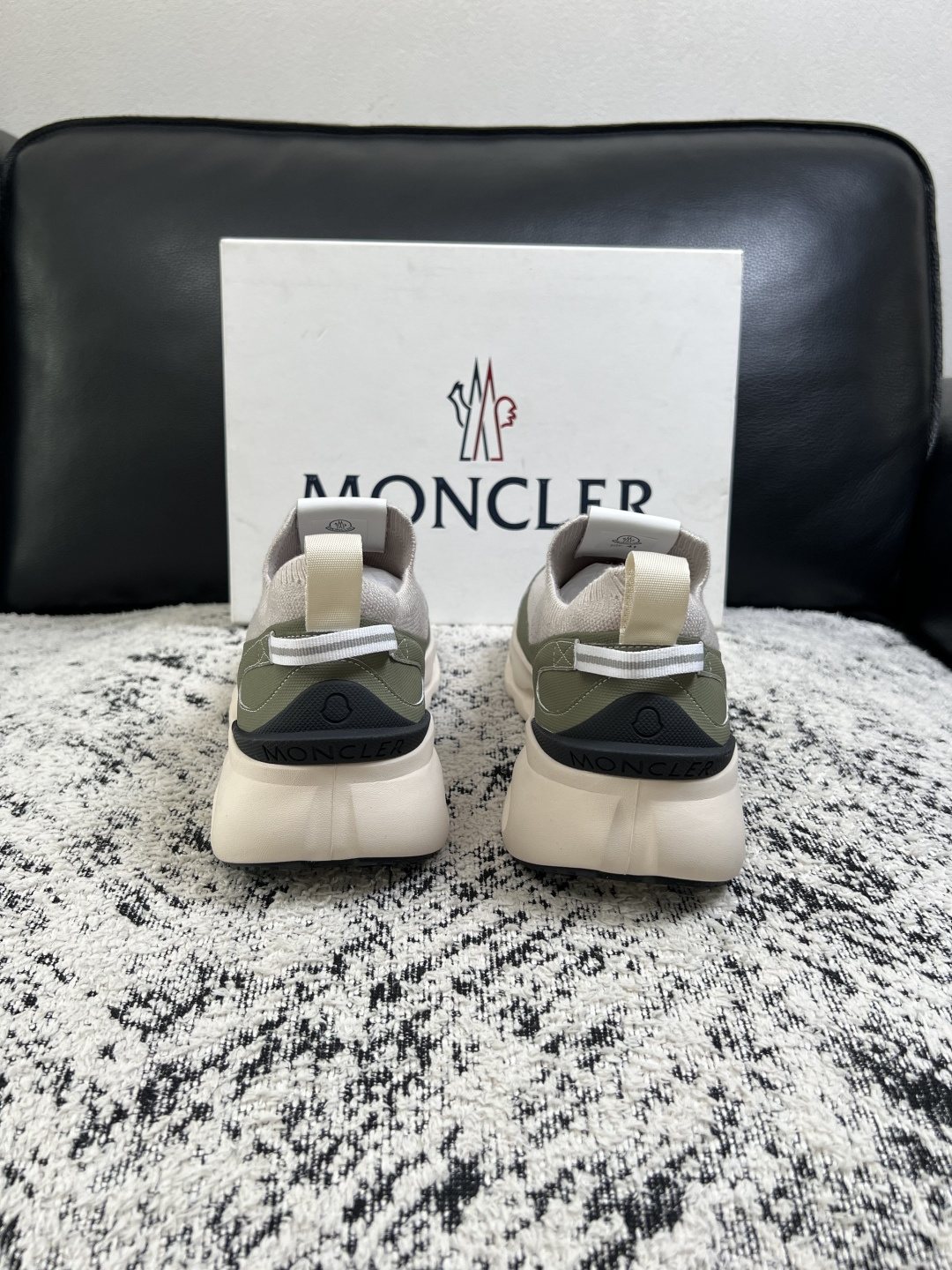 MONCLER  高品质  顶级工艺品   蒙口 新品专柜新款，原厂配置意大利进口牛皮搭配面料，高品质复杂拼接工艺，进口