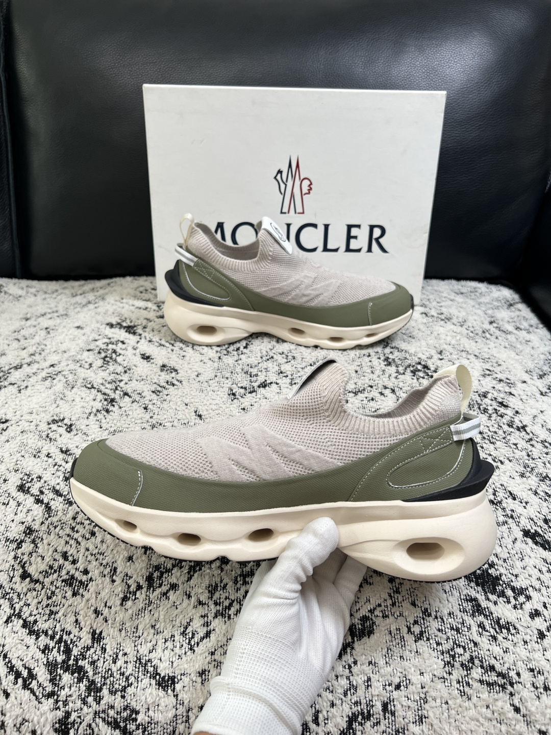 MONCLER  高品质  顶级工艺品   蒙口 新品专柜新款，原厂配置意大利进口牛皮搭配面料，高品质复杂拼接工艺，进口
