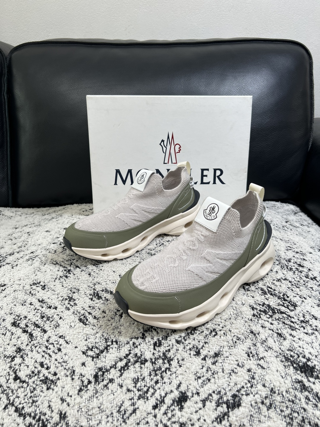 MONCLER  高品质  顶级工艺品   蒙口 新品专柜新款，原厂配置意大利进口牛皮搭配面料，高品质复杂拼接工艺，进口