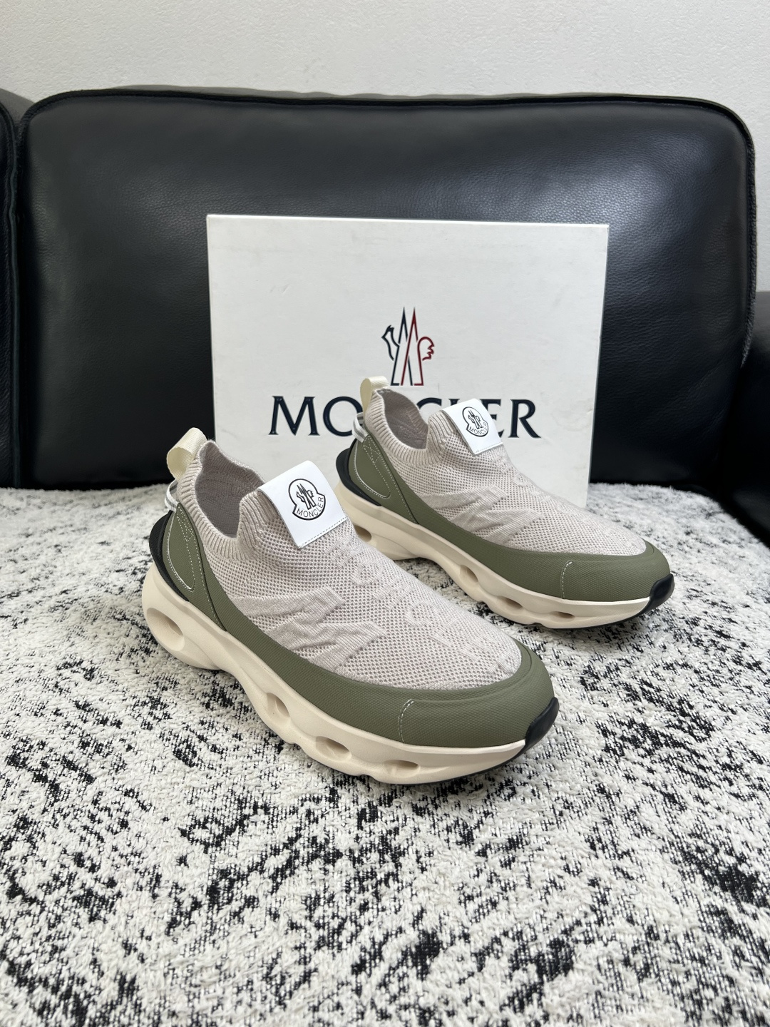 NO:955486,MONCLER high-quality top handicraft mouthpiece, new product counter, original factory configuration with Italian imported cowhide leather and fabric, high-quality complex splicing process, imported water-dyed cowhide inner padding, breathable and comfortable, original soles specially provided by the factory, super comfortable, original factory order, code number 39-44 (customized 38 45), Moncler, cowhide19860909MONCLER 高品质 顶级工艺品蒙口 新品专柜新款,原厂配置意大利进口牛皮搭配面料,高品质复杂拼接工艺,进口水染牛皮内里垫透气舒适 鞋底原厂特供原版底超级舒适,原厂跟单,码数 39-44（订做 38 45）,,Moncler,cowhide,Men's shoes