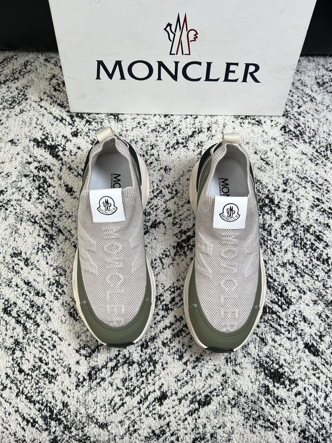 MONCLER  高品质  顶级工艺品   蒙口 新品专柜新款，原厂配置意大利进口牛皮搭配面料，高品质复杂拼接工艺，进口