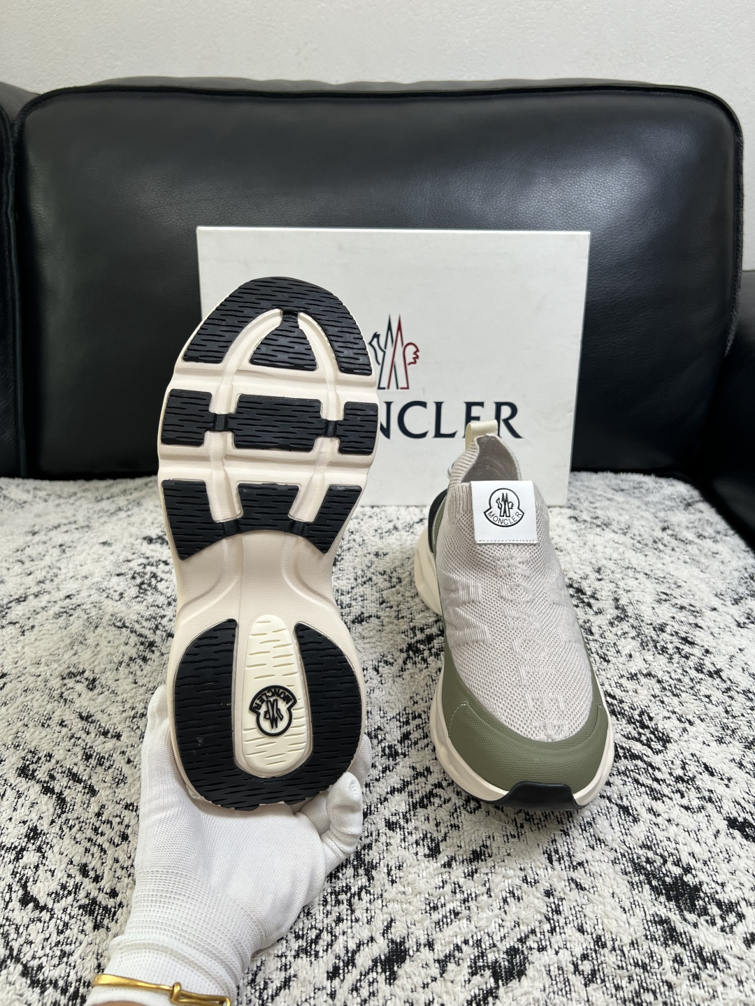 MONCLER  高品质  顶级工艺品   蒙口 新品专柜新款，原厂配置意大利进口牛皮搭配面料，高品质复杂拼接工艺，进口