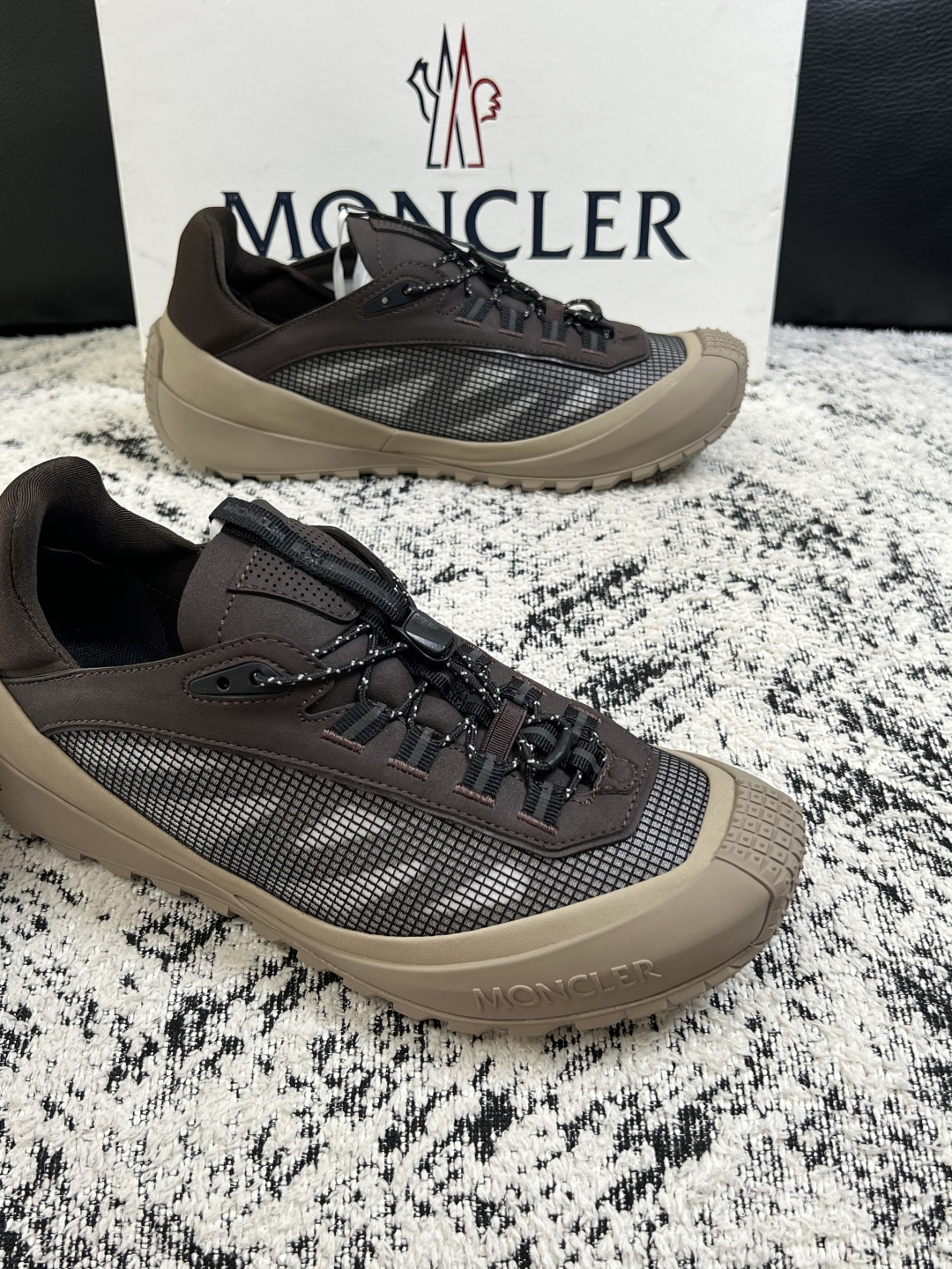 MONCLER  高品质  顶级工艺品   蒙口 新品专柜新款，原厂配置意大利进口牛皮搭配面料，高品质复杂拼接工艺，进口