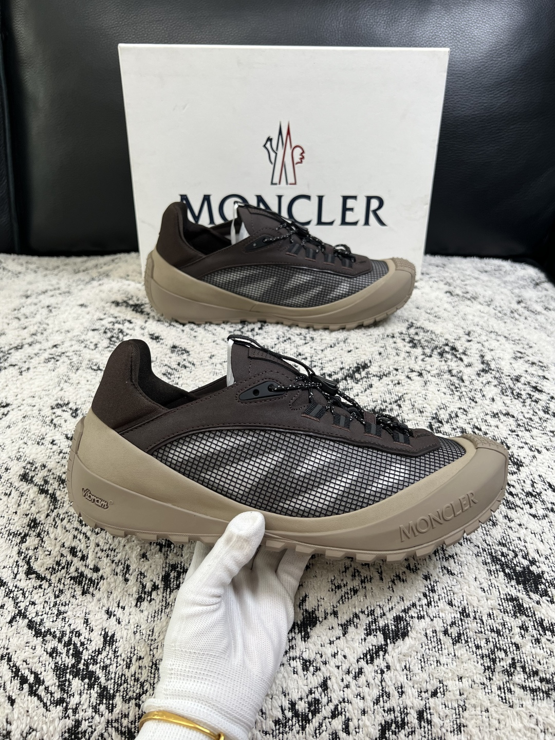 MONCLER  高品质  顶级工艺品   蒙口 新品专柜新款，原厂配置意大利进口牛皮搭配面料，高品质复杂拼接工艺，进口