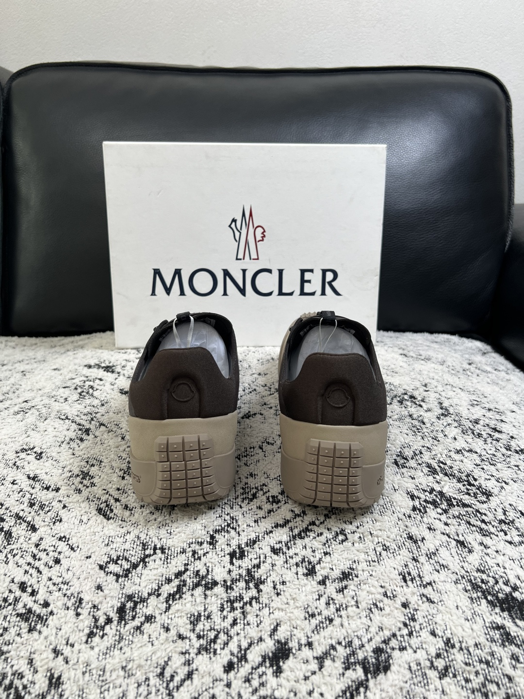 MONCLER  高品质  顶级工艺品   蒙口 新品专柜新款，原厂配置意大利进口牛皮搭配面料，高品质复杂拼接工艺，进口