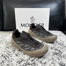 MONCLER 高品质 顶级工艺品 蒙口 新品专柜新款,原厂配置意大利进口牛皮搭配面料,高品质复杂拼接工艺,进口 MONCLER 高品质 顶级工艺品 蒙口 新品专柜新款,原厂配置意大利进口牛皮搭配面料,高品质复杂拼接工艺,进口