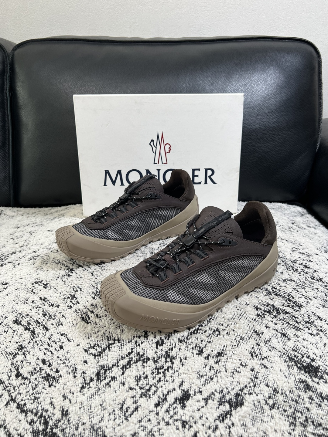 MONCLER  高品质  顶级工艺品   蒙口 新品专柜新款，原厂配置意大利进口牛皮搭配面料，高品质复杂拼接工艺，进口