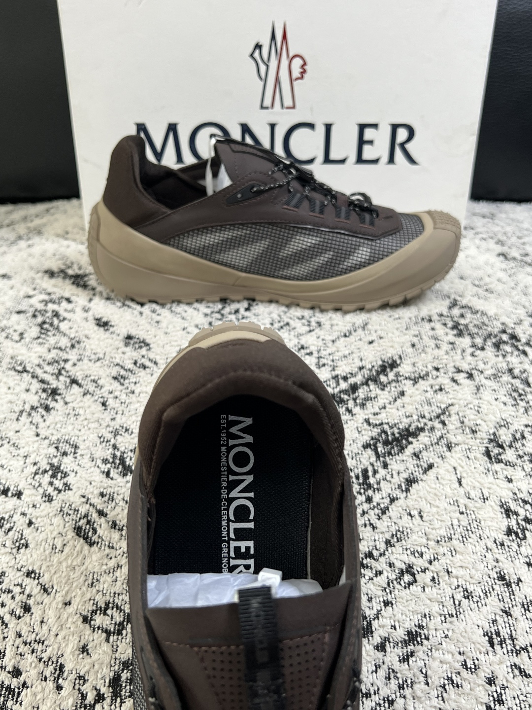 MONCLER  高品质  顶级工艺品   蒙口 新品专柜新款，原厂配置意大利进口牛皮搭配面料，高品质复杂拼接工艺，进口