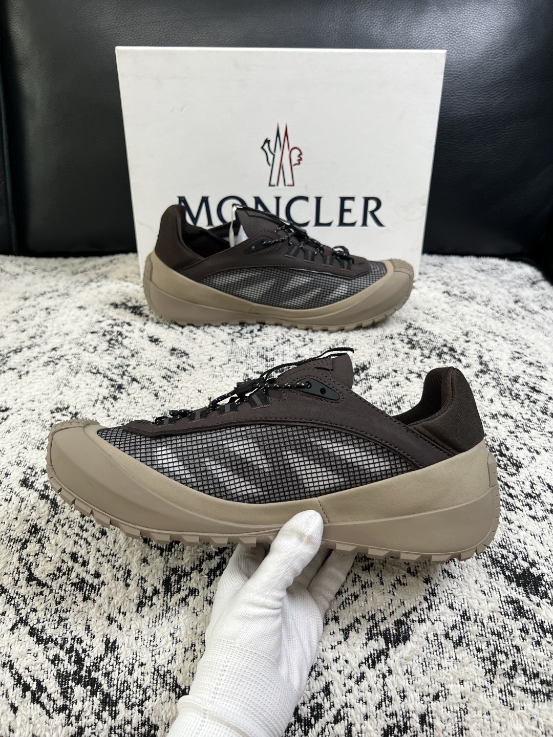MONCLER  高品质  顶级工艺品   蒙口 新品专柜新款，原厂配置意大利进口牛皮搭配面料，高品质复杂拼接工艺，进口