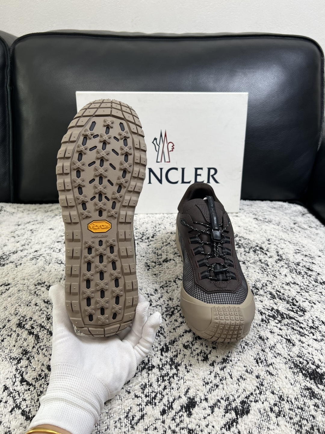 MONCLER  高品质  顶级工艺品   蒙口 新品专柜新款，原厂配置意大利进口牛皮搭配面料，高品质复杂拼接工艺，进口