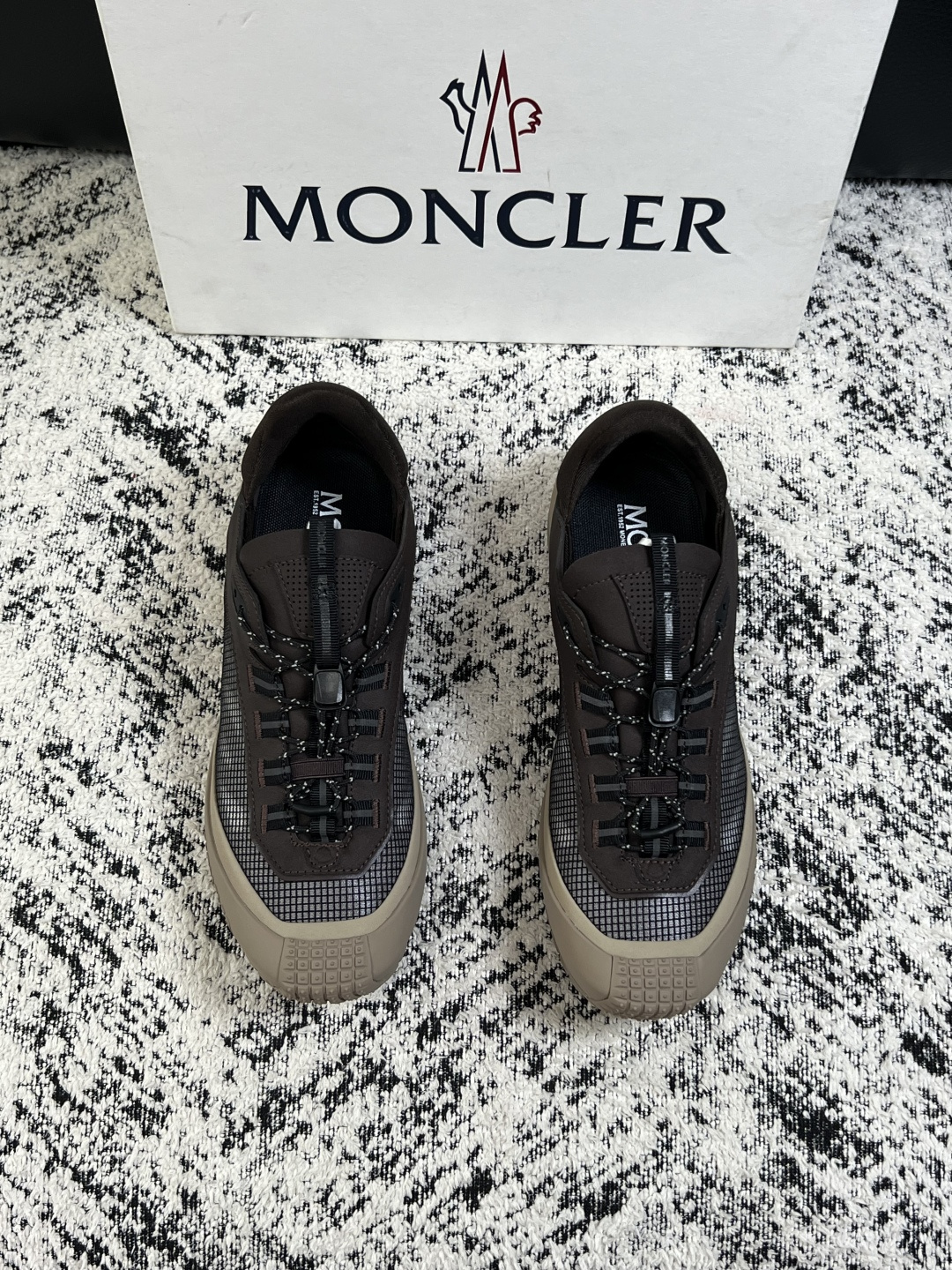 MONCLER  高品质  顶级工艺品   蒙口 新品专柜新款，原厂配置意大利进口牛皮搭配面料，高品质复杂拼接工艺，进口