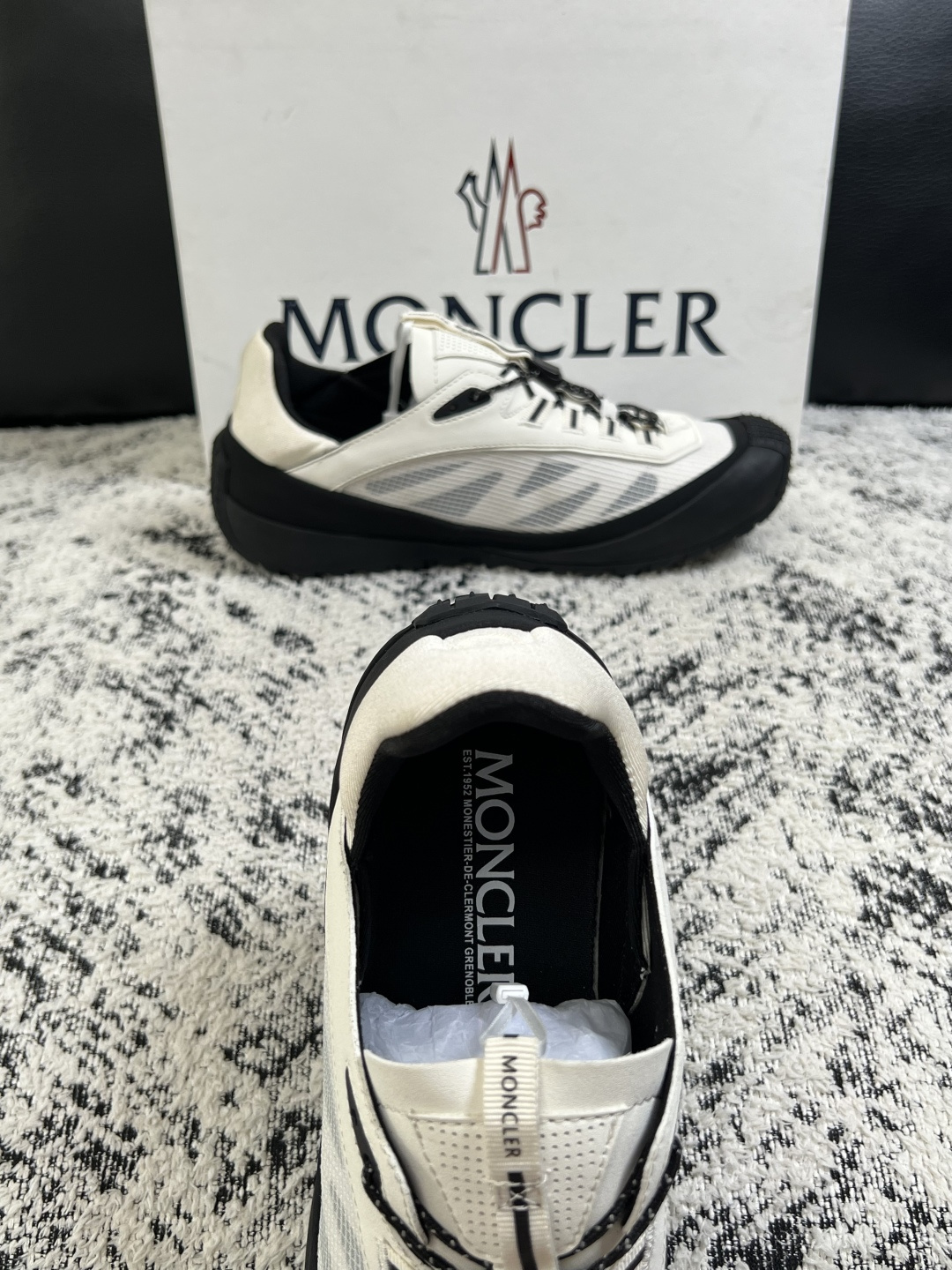 MONCLER  高品质  顶级工艺品   蒙口 新品专柜新款，原厂配置意大利进口牛皮搭配面料，高品质复杂拼接工艺，进口