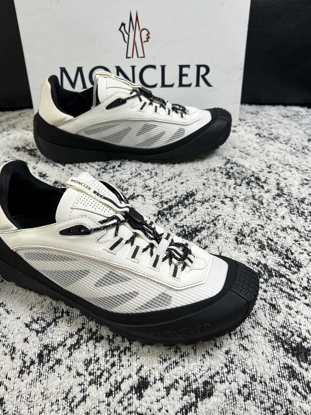 MONCLER  高品质  顶级工艺品   蒙口 新品专柜新款，原厂配置意大利进口牛皮搭配面料，高品质复杂拼接工艺，进口