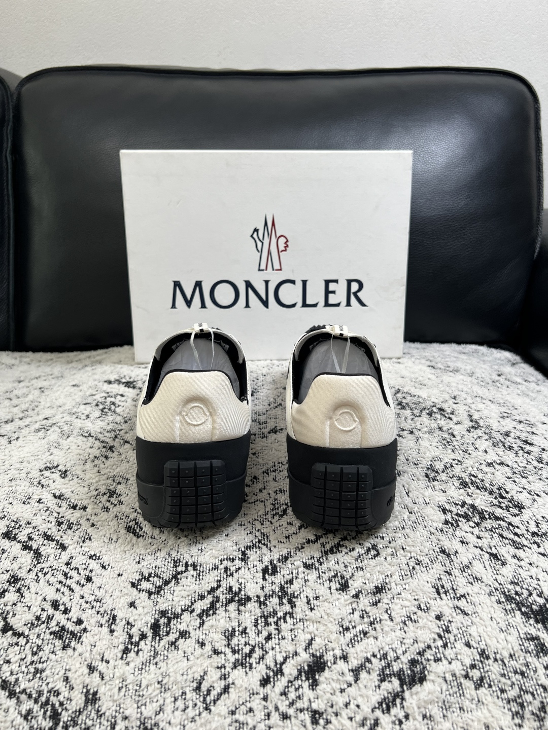 MONCLER  高品质  顶级工艺品   蒙口 新品专柜新款，原厂配置意大利进口牛皮搭配面料，高品质复杂拼接工艺，进口