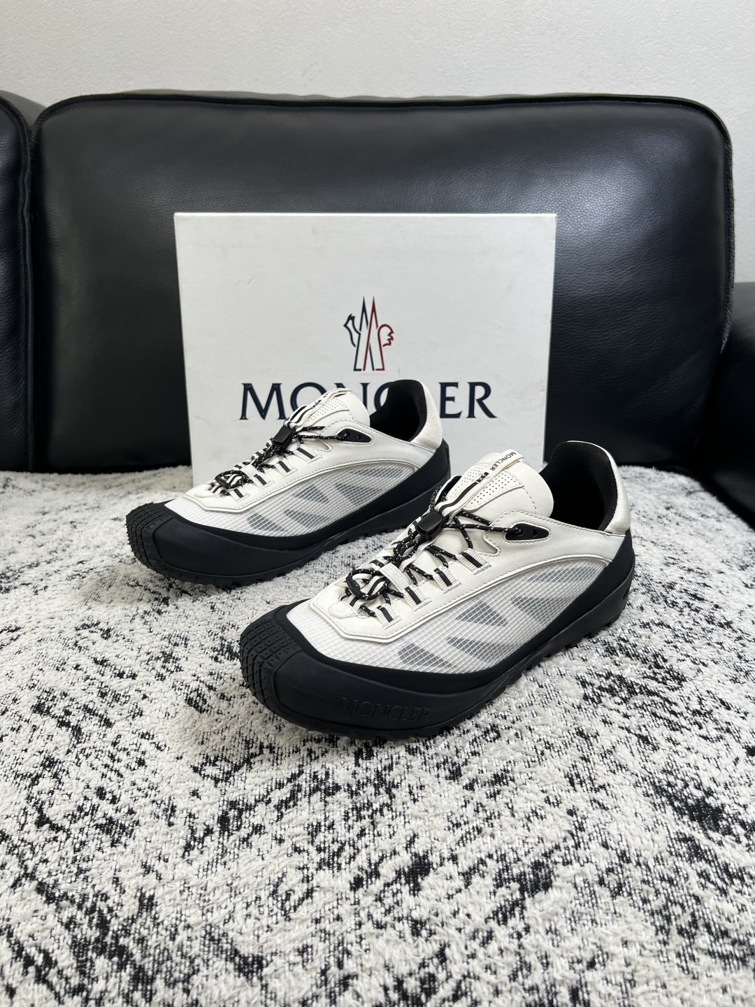 MONCLER  高品质  顶级工艺品   蒙口 新品专柜新款，原厂配置意大利进口牛皮搭配面料，高品质复杂拼接工艺，进口