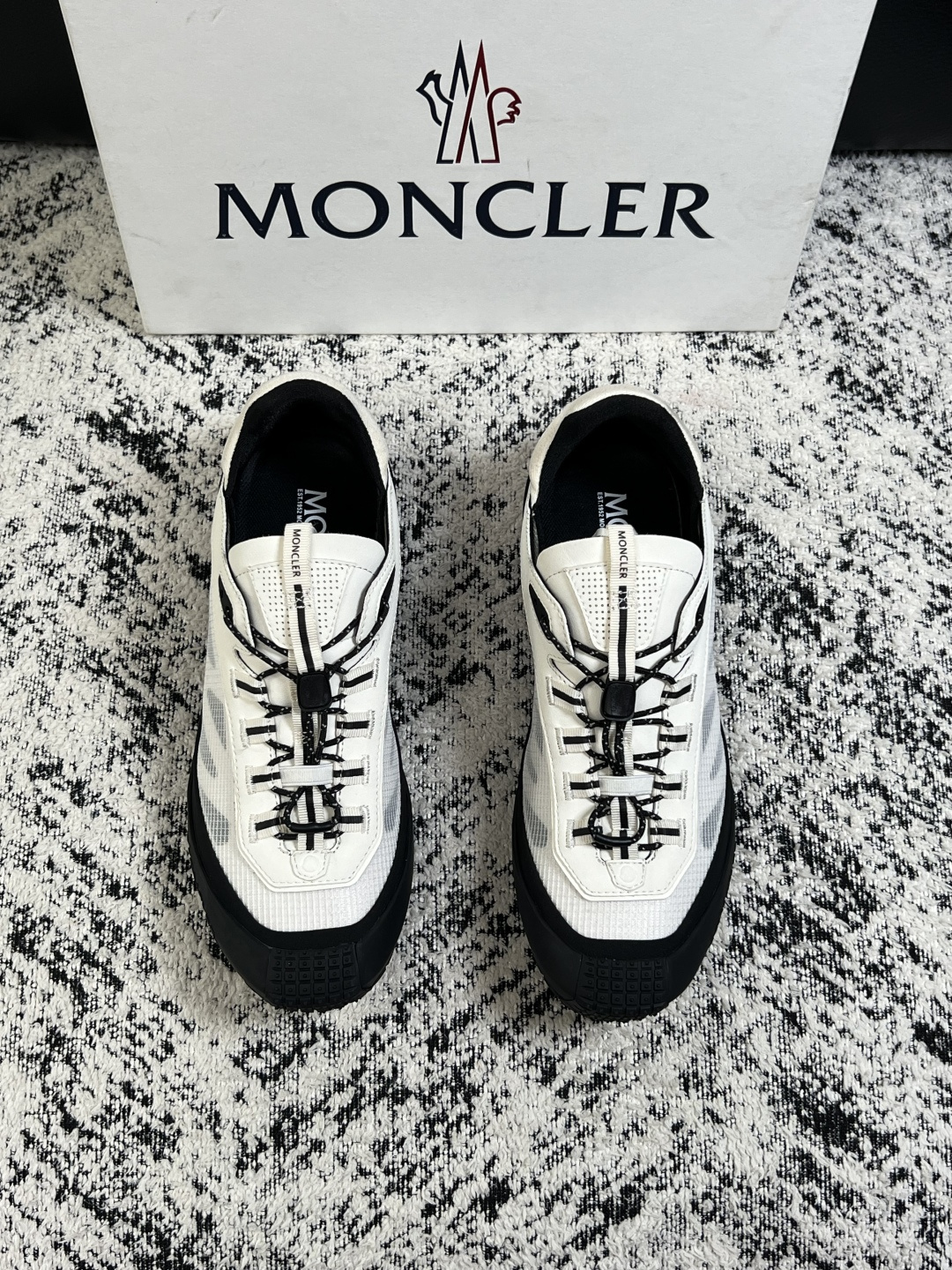 MONCLER  高品质  顶级工艺品   蒙口 新品专柜新款，原厂配置意大利进口牛皮搭配面料，高品质复杂拼接工艺，进口