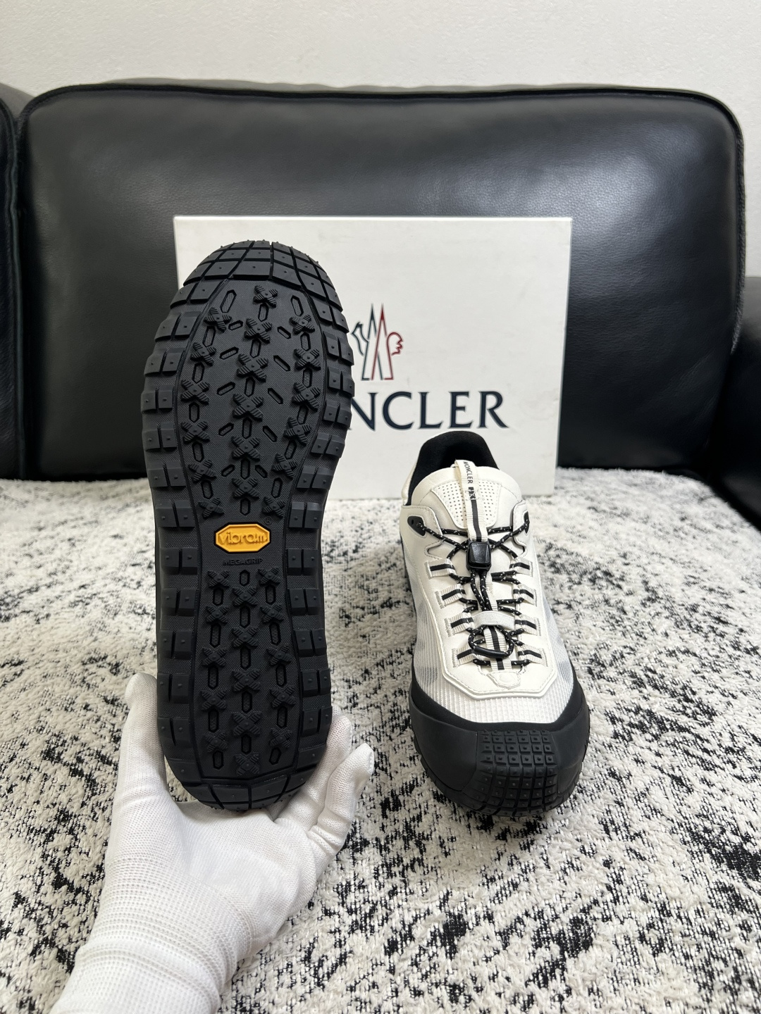 MONCLER  高品质  顶级工艺品   蒙口 新品专柜新款，原厂配置意大利进口牛皮搭配面料，高品质复杂拼接工艺，进口