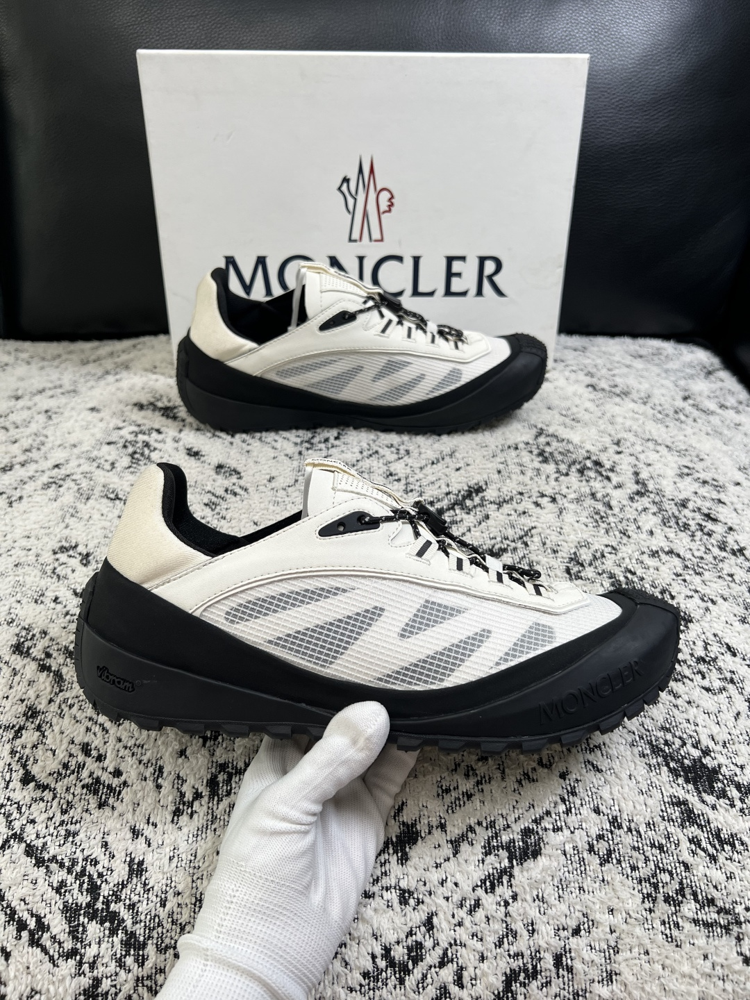 MONCLER  高品质  顶级工艺品   蒙口 新品专柜新款，原厂配置意大利进口牛皮搭配面料，高品质复杂拼接工艺，进口