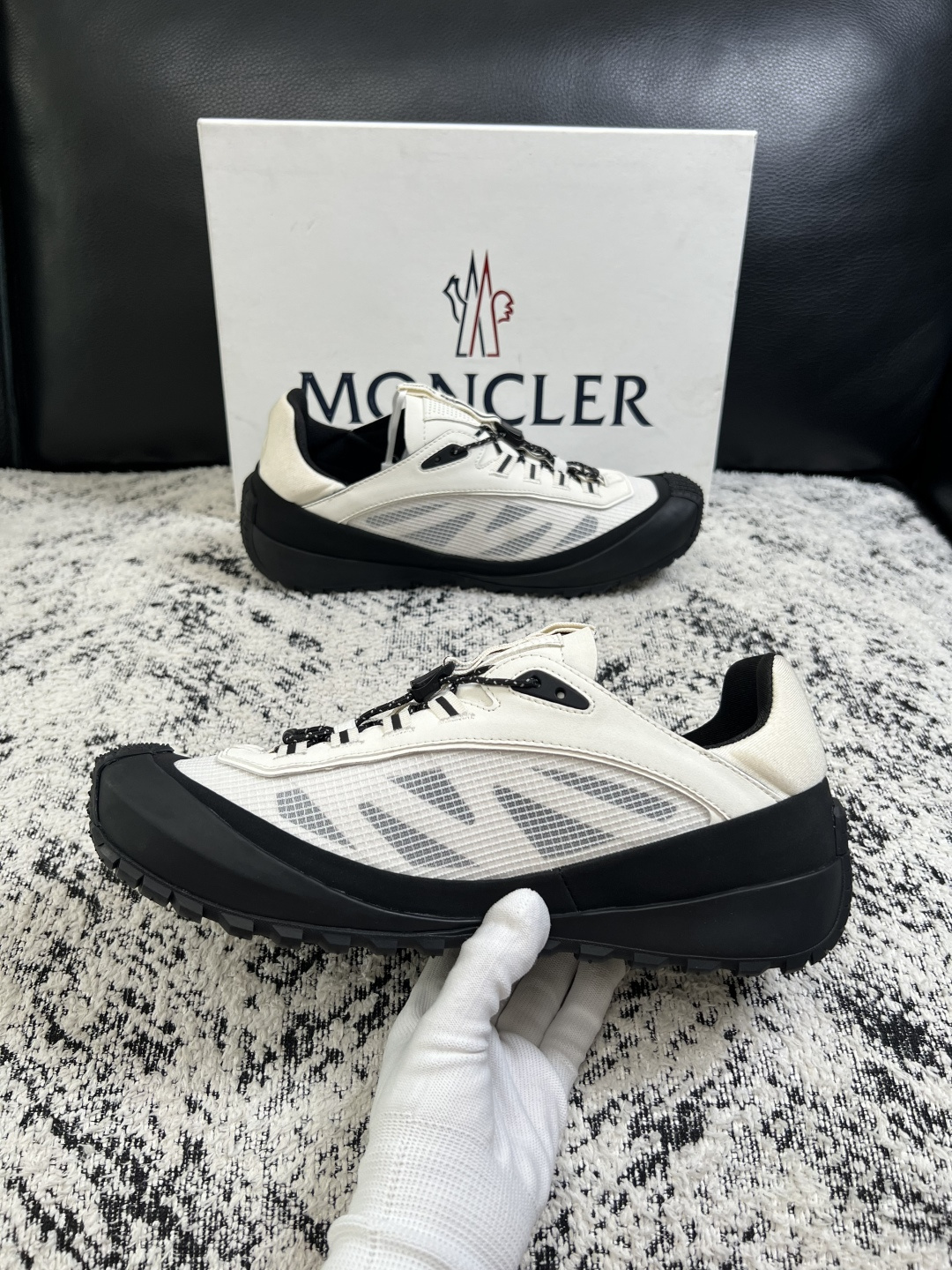 MONCLER  高品质  顶级工艺品   蒙口 新品专柜新款，原厂配置意大利进口牛皮搭配面料，高品质复杂拼接工艺，进口