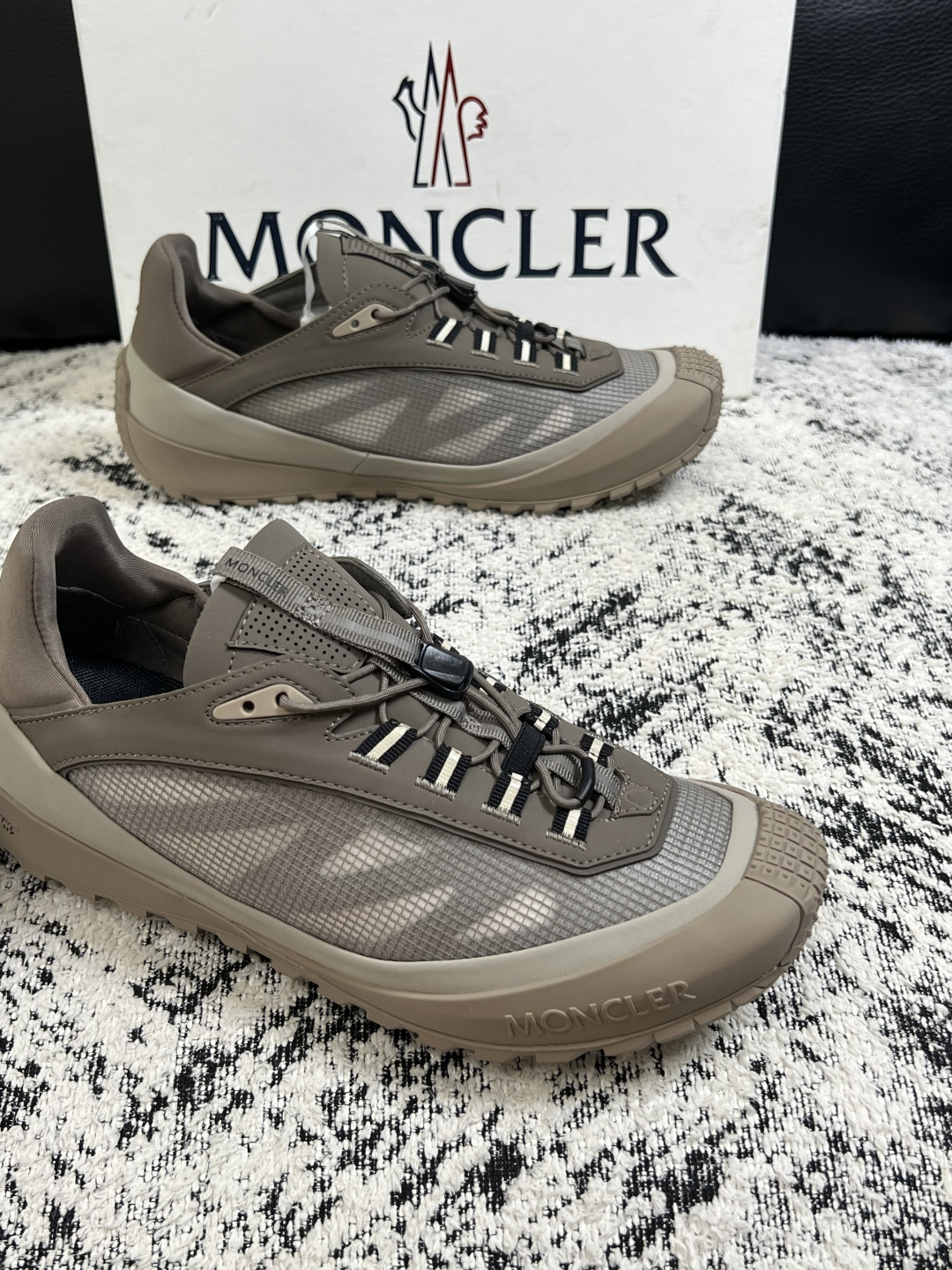 MONCLER  高品质  顶级工艺品   蒙口 新品专柜新款，原厂配置意大利进口牛皮搭配面料，高品质复杂拼接工艺，进口