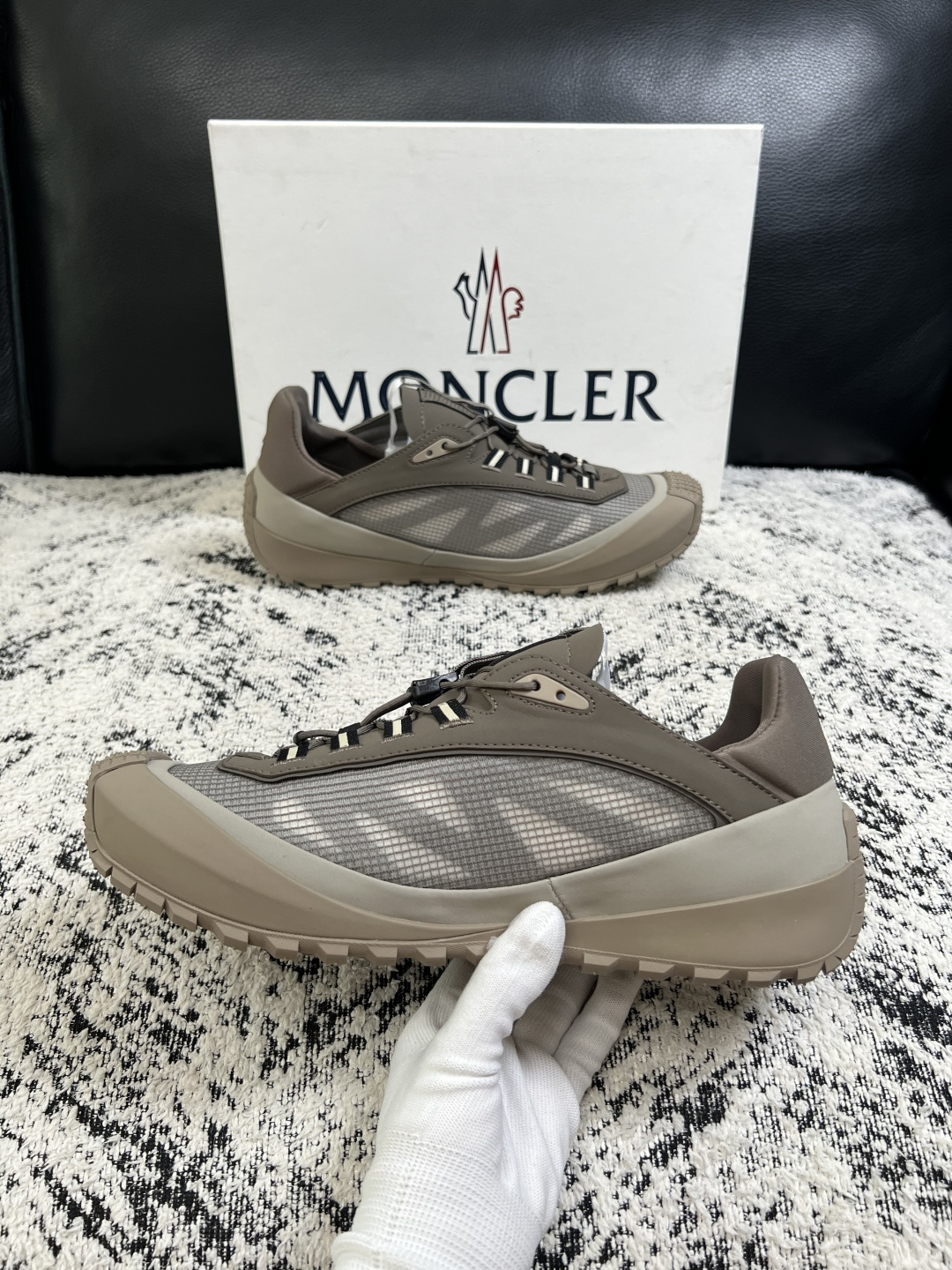 MONCLER  高品质  顶级工艺品   蒙口 新品专柜新款，原厂配置意大利进口牛皮搭配面料，高品质复杂拼接工艺，进口