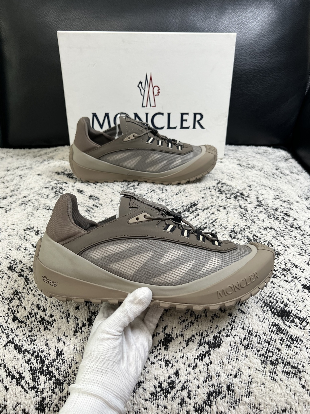 MONCLER  高品质  顶级工艺品   蒙口 新品专柜新款，原厂配置意大利进口牛皮搭配面料，高品质复杂拼接工艺，进口