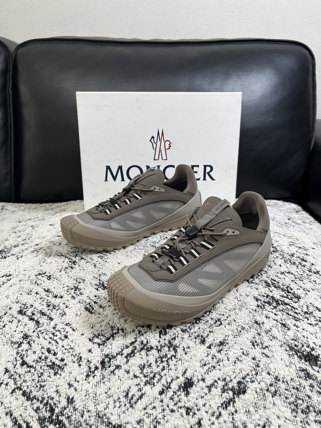 MONCLER  高品质  顶级工艺品   蒙口 新品专柜新款，原厂配置意大利进口牛皮搭配面料，高品质复杂拼接工艺，进口