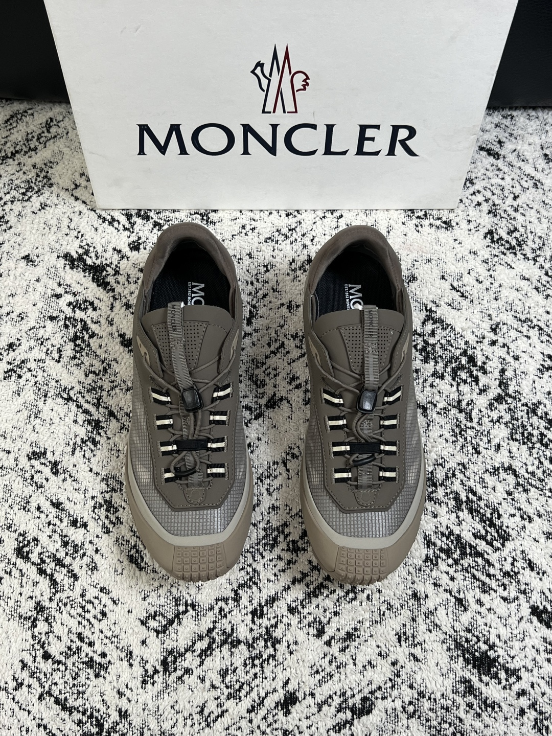 MONCLER  高品质  顶级工艺品   蒙口 新品专柜新款，原厂配置意大利进口牛皮搭配面料，高品质复杂拼接工艺，进口