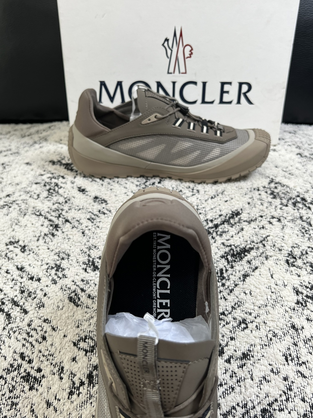 MONCLER  高品质  顶级工艺品   蒙口 新品专柜新款，原厂配置意大利进口牛皮搭配面料，高品质复杂拼接工艺，进口