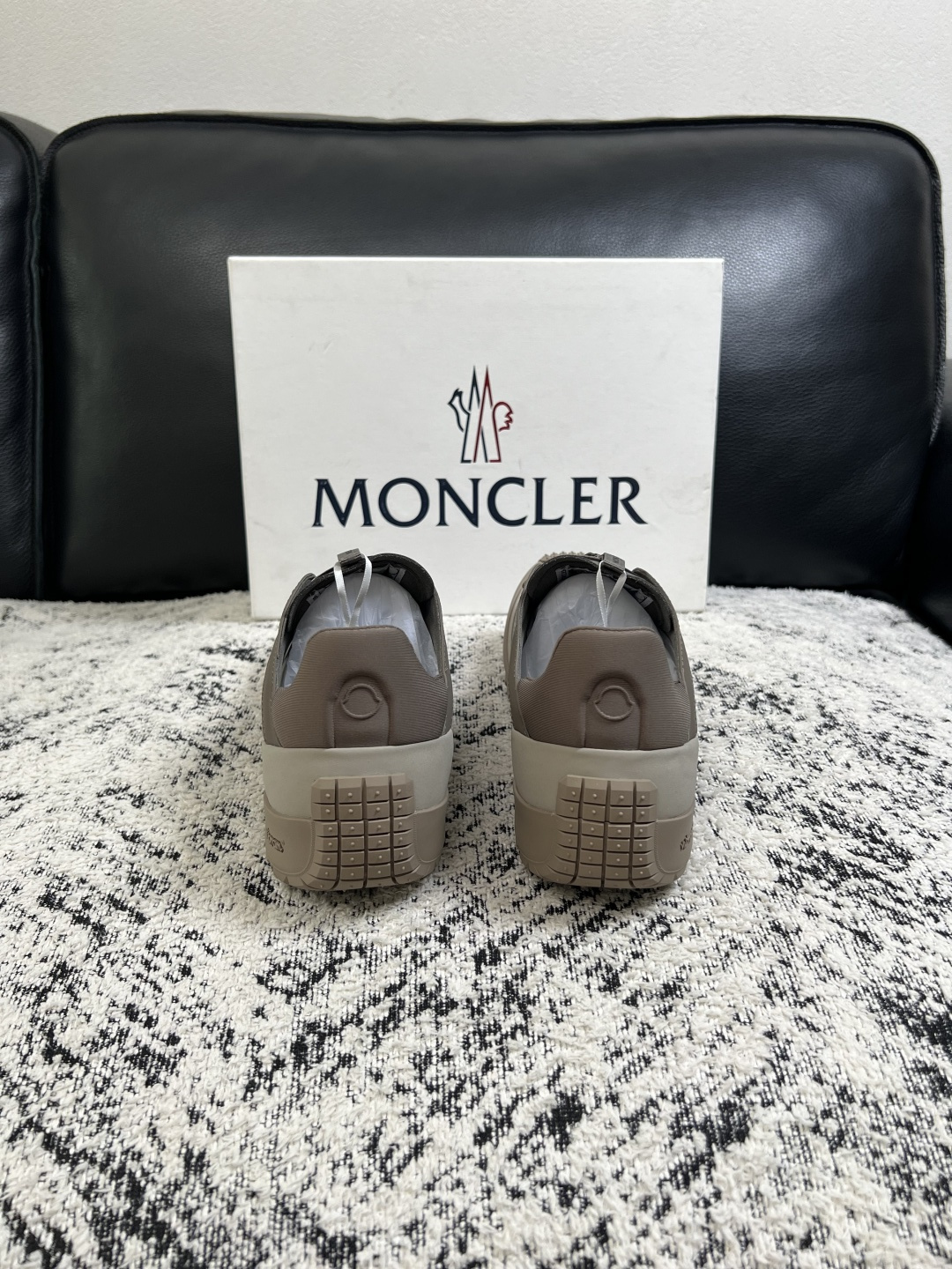 MONCLER  高品质  顶级工艺品   蒙口 新品专柜新款，原厂配置意大利进口牛皮搭配面料，高品质复杂拼接工艺，进口