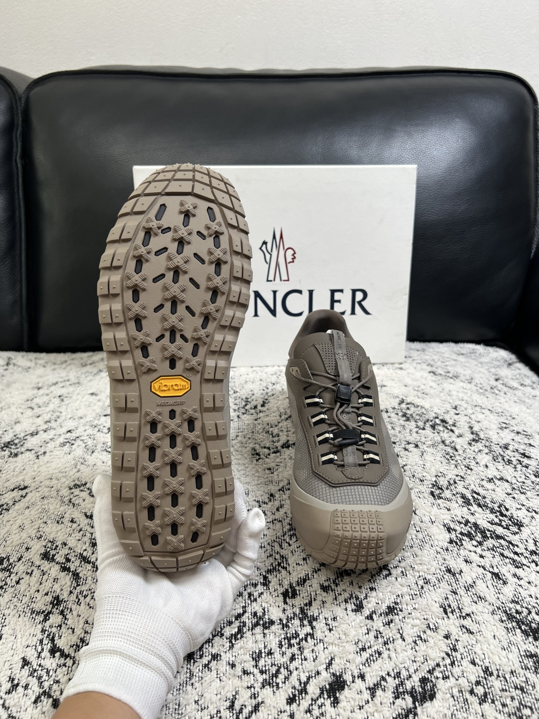 MONCLER  高品质  顶级工艺品   蒙口 新品专柜新款，原厂配置意大利进口牛皮搭配面料，高品质复杂拼接工艺，进口